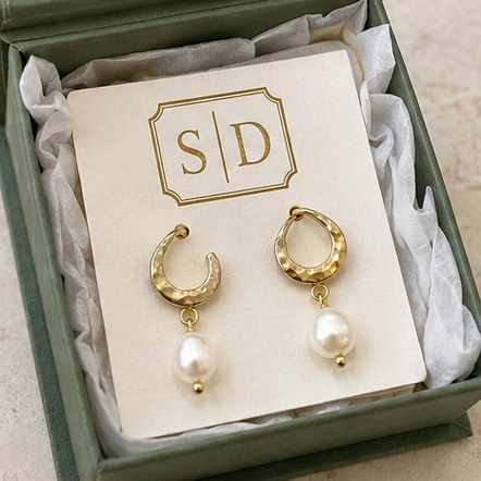 Customized earrings for museums, galleries and gift shops